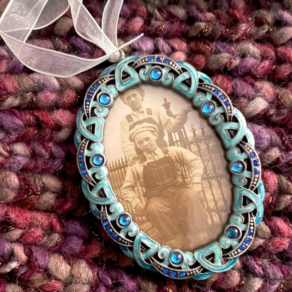 NWOT hanging oval blue rinestones photo frame